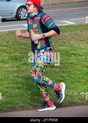 Ein bunt gekleideter Jogger in Brighton Stockfoto
