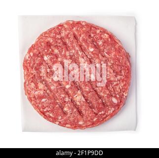 Frisches rohes Burger Fleisch auf weißem Hintergrund Stockfoto