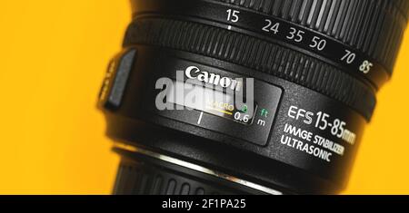Charkow, Ukraine - 7. März 2021: Canon Universal 15-85mm Objektiv mit Bildstabilisator, Makrofoto und Kopierraum Stockfoto