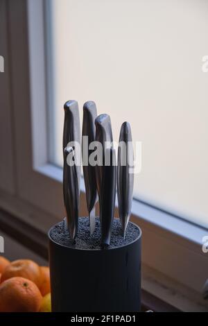 Ein Satz Messer auf dem Küchentisch Stockfoto