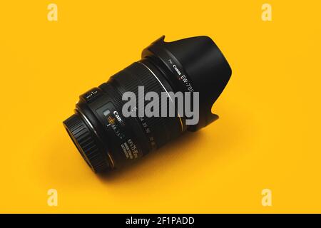 Charkow, Ukraine - 7. März 2021: Canon 15-85mm Kit und Universalobjektiv mit Logos und Streulichtblende Stockfoto