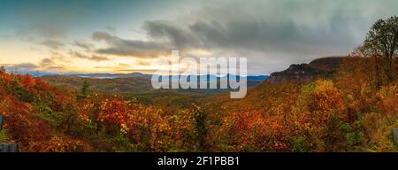 Whiteside Mountain im Herbst bei Sonnenaufgang in North Carolina, USA. Stockfoto