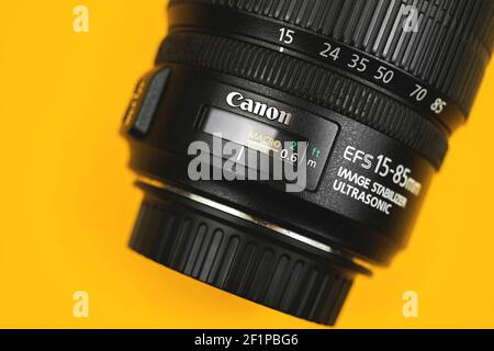 Charkow, Ukraine - 7. März 2021: Canon Universal 15-85mm Objektiv mit Bildstabilisator, Makrofoto und Kopierraum Stockfoto