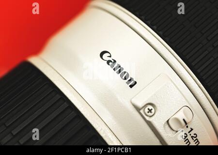 Charkov, Ukraine - 7. März 2021: Canon Objektiv mit Logo, Luxus-Ausrüstung für Fotografen Stockfoto