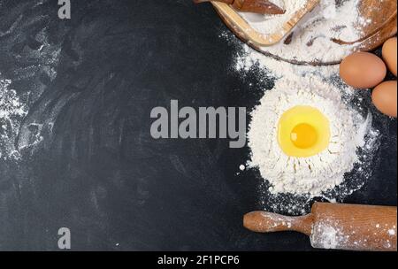 Rolling Pin und weißes Mehl auf einem dunklen Hintergrund Stockfoto