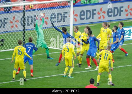 Paul Pogba (FRA) führte den Ball an und traf ihn, Robin Olsen (SWE), Raphael Varane (FRA), Andreas Granqvist (SWE), Albin Ekdal (SWE), Victor Lindelof (SWE), Antoine Griezmann (FRA), Emil Krafth (SWE), Jakob Johansson (SWE), Olivier Giroud (FRA), Laurent Koscielny (FRA) während des FIFA World Cup 2018 Qualifying Group EIN Fußballspiel zwischen Frankreich und Schweden am 11. November 2016 im Stade de France in Saint Denis, Frankreich - Foto Stephane Allaman / DPPI Stockfoto