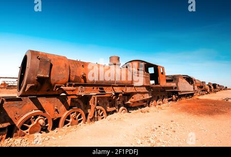 Alte rostige Dampfeisenbahn in der Nähe von Uyuni in Bolivien. Friedhofskräbnisbahnen Stockfoto