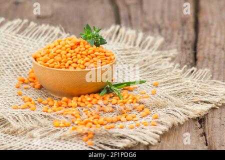 Linsen in einer Schüssel - Holzhintergrund Stockfoto
