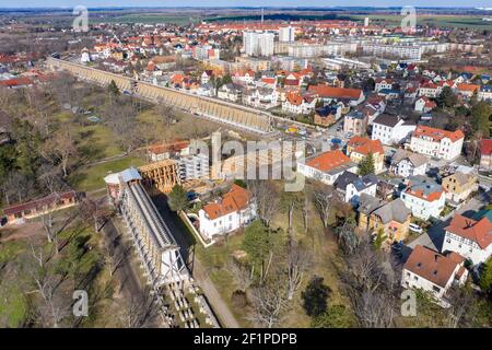 08. März 2021, Sachsen-Anhalt, Bad Dürrenberg: Die längste durchgehende, noch erhaltene Salzätzanlage Deutschlands befindet sich im Kurpark der Saale-Stadt und wird derzeit saniert. Die Fertigstellung ist für Juni geplant. Der 120 Meter lange Teil der 636 Meter langen Anlage befand sich im Umbau und wird nun für die State Garden Show, die 2023 stattfinden wird, umgebaut. Insgesamt kostet die Renovierung rund 2,9 Millionen Euro. Der Kurpark am Graduierungshaus bildet den Kern des rund 15 Hektar großen State Garden Show-Geländes. (Luftaufnahme mit Drohne) Foto: Jan Woitas/d Stockfoto