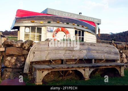 Eiscreme-Hütte mit Bootsdach in Calgary Bay, Isle of Mull, Schottland Stockfoto