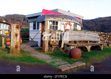 Eiscreme-Hütte mit Bootsdach in Calgary Bay, Isle of Mull, Schottland Stockfoto