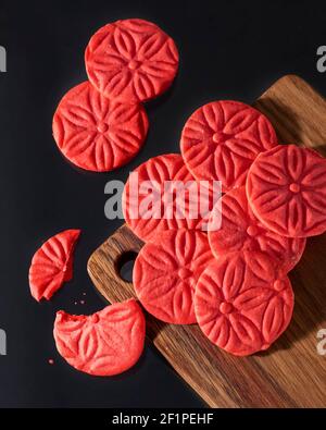 Sable Breton Kekse oder französisch Butter Cookies. Rote Kekse auf schwarzem Hintergrund. Speicherplatz kopieren Stockfoto