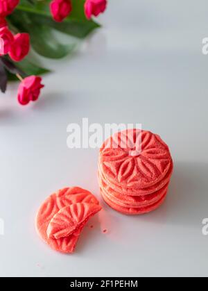 Sable Breton Kekse oder französisch Butter Cookies. Rote Kekse auf weißem Hintergrund. Speicherplatz kopieren Stockfoto