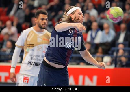 Mikkel Hansen (PSG Hanball), Adrien DIPANDA (Saint-Raphael Var Handball - SRVHB) während der französischen Meisterschaft Lidl StarLigue Handballspiel zwischen Paris Saint-Germain und Saint Raphael am 8. Dezember 2016 im Pierre de Coubertin Stadion in Paris, Frankreich - Foto Stephane Allaman / DPPI Stockfoto