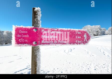 Schneeschuhwanderzeichen in traumhafter Winterlandschaft in Les Prés d'Orvin, Schweizer Jura Stockfoto