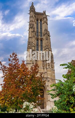 Der Turm Saint-Jacques ist das einzige Überbleibsel der Kirche Saint-Jacques-la-Boucherie, Platz Saint Jacques, rue de Rivoli in Paris, Frankreich Stockfoto