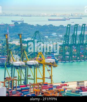 Singapur Hafen Schifffahrt Container Kräne Stockfoto
