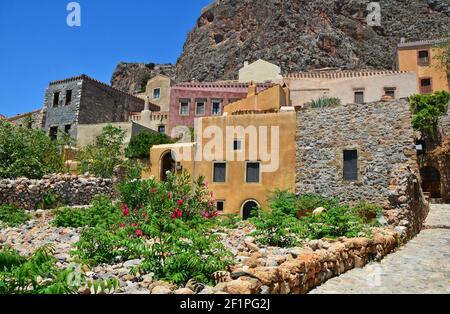 Landschaft mit traditionellen Stein- und lehmhäusern in der Schlossstadt Monemvasia, Lakonia Peloponnes, Griechenland.