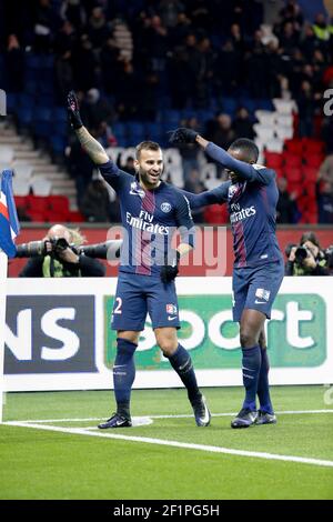 Jese Rodriguez Ruiz (PSG) erzielte das dritte Tor und feierte es mit Blaise Mathuidi (psg) während der Französisch League Cup Fußballspiel, Runde von 16, zwischen Paris Saint Germain und Lille OSC am 14. Dezember 2016 im Parc des Princes Stadion in Paris, Frankreich - Foto Stephane Allaman / DPPI Stockfoto