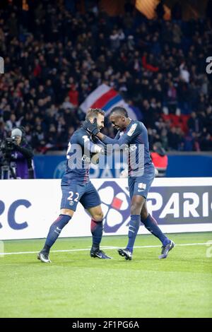 Jese Rodriguez Ruiz (PSG) erzielte das dritte Tor und feierte es mit Blaise Mathuidi (psg) während der Französisch League Cup Fußballspiel, Runde von 16, zwischen Paris Saint Germain und Lille OSC am 14. Dezember 2016 im Parc des Princes Stadion in Paris, Frankreich - Foto Stephane Allaman / DPPI Stockfoto