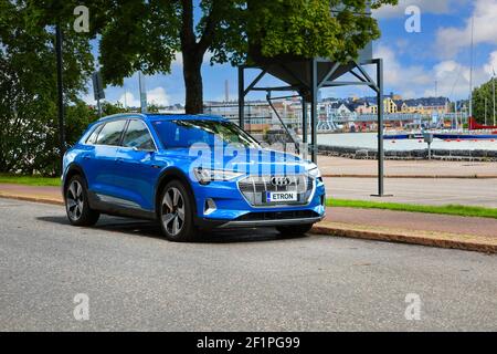 Blauer Audi E-tron 55 Quattro, vollelektrischer mittelgroßer Luxus Crossover SUV von Audi, geparkt auf der Straße. Helsinki, Finnland. 24. August 2020. Stockfoto