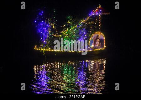 Reflektion von dekorativen Lichtern im Wasser Stockfoto