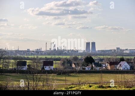 08. März 2021, Sachsen-Anhalt, Bad Dürrenberg: Vom Kurpark blicken Sie direkt in das Industriegebiet Leuna. Die Landesgartenschau, die 2023 stattfinden wird, befindet sich in diesem Bereich der industriellen Spannung. Der Kurpark am Graduierungshaus bildet den Kern des rund 15 Hektar großen staatlichen Gartenbaugeländes. Foto: Jan Woitas/dpa-Zentralbild/dpa Stockfoto