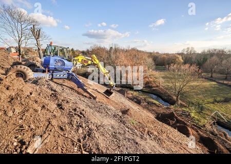 08. März 2021, Sachsen-Anhalt, Bad Dürrenberg: Ein Arbeiter bereitet die Saale-Piste im Kurpark am Gradierwerk für die Landesgartenschau vor. Die 636 Meter lange Anlage wird für die State Garden Show, die 2023 stattfinden wird, renoviert. Insgesamt kostet die Sanierung der längsten kontinuierlichen, noch erhaltenen Salzsortierungsanlage in Deutschland rund 2,9 Millionen Euro. Der Kurpark bei der Abschlussarbeit bildet den Kern des rund 15 Hektar großen State Garden Show-Geländes. Foto: Jan Woitas/dpa-Zentralbild/dpa Stockfoto