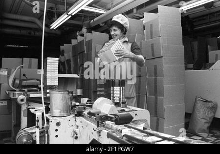 15. Oktober 1981, Sachsen, Delitzsch: Frauen arbeiten Ende 1981 in der Produktion des VEB Schokoladenwerks in Delitzsch. Das genaue Datum der Aufnahme ist nicht bekannt. Foto: Volkmar Heinz/dpa-Zentralbild/ZB Stockfoto