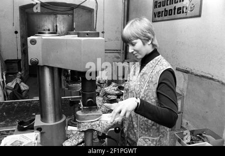 30. November 1981, Sachsen, Delitzsch: In der Pantoffelfabrik in Zschortau (Kreis Delitzsch) werden Anfang 1980s Pantoffeln für Männer und Frauen hergestellt. Genaues Aufnahmedatum nicht bekannt. Foto: Volkmar Heinz/dpa-Zentralbild/ZB Stockfoto