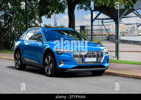 Blauer Audi E-tron 55 Quattro, vollelektrischer mittelgroßer Luxus Crossover SUV von Audi, geparkt auf der Straße. Helsinki, Finnland. 24. August 2020. Stockfoto