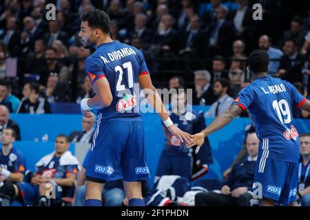 Adrien DIPANDA (FRA), Luc ABALO (FRA) ++ während der Männer Handball Weltmeisterschaft Frankreich 2017 Match Gruppe A, zwischen Frankreich und Brasilien, am 11. Januar 2017 in der Accorhotels Arena in Paris, Frankreich - Foto Stephane Allaman / DPPI Stockfoto