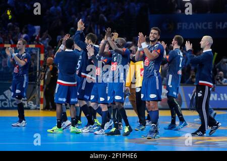 Die französischen Spieler Thierry OMEYER (FRA), Adrien DIPANDA (FRA), Nikola KARABATIC (FRA), Michael GUIGOU (FRA) +++, Kentin MAHE (FRA), Luka KARABATIC (FRA), Guy Olivier NYOKAS (FRA), Ludovic FABREGAS (FRA), Vincent GERARD (FRA) begrüssen die Fans der Männer-Handball-Gruppe nach dem Sieg im Spiel 2017. Zwischen Frankreich und Brasilien, am 11. Januar 2017 in der Accorhotels Arena in Paris, Frankreich - Foto Stephane Allaman / DPPI Stockfoto