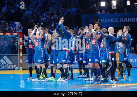 Die französischen Spieler Thierry OMEYER (FRA), Adrien DIPANDA (FRA), Nikola KARABATIC (FRA), Michael GUIGOU (FRA) +++, Kentin MAHE (FRA), Luka KARABATIC (FRA), Guy Olivier NYOKAS (FRA), Ludovic FABREGAS (FRA), Vincent GERARD (FRA) begrüssen die Fans der Männer-Handball-Gruppe nach dem Sieg im Spiel 2017. Zwischen Frankreich und Brasilien, am 11. Januar 2017 in der Accorhotels Arena in Paris, Frankreich - Foto Stephane Allaman / DPPI Stockfoto