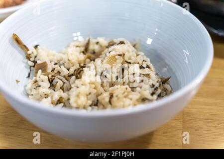 Ich hatte Siraegi Reis zum Mittagessen mit verschiedenen Gemüseseitensorten. Stockfoto
