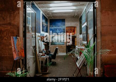 BARCEL, SPANIEN - 01. Mai 2019: Spanischer Maler in seinem Atelier in Barcelona, Spanien Stockfoto