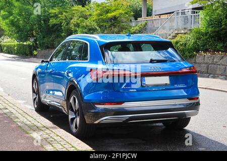 Blauer Audi E-tron 55 Quattro, vollelektrischer mittelgroßer Luxus Crossover SUV von Audi, geparkt auf der Straße. Helsinki, Finnland. 24. August 2020. Stockfoto