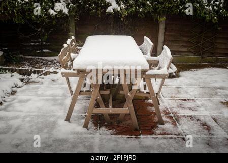 Tisch und Stühle im Freien mit einer schweren Decke bedeckt Schnee Stockfoto
