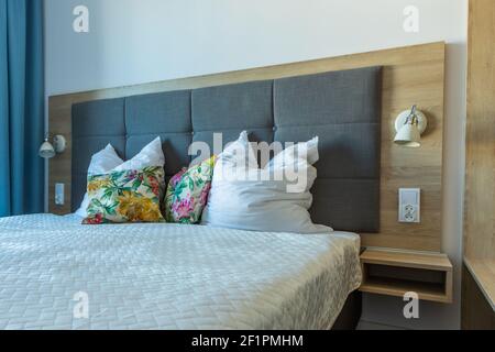 Ein Schlafzimmer Bett in einem modernen Interieur Stockfoto