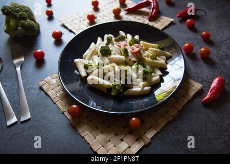 Beliebte italienische Gericht Käse Penne Pasta. Draufsicht, selektiver Fokus. Stockfoto