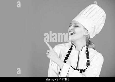 Happy Cook Zeigefinger. Abendessen zubereiten zu Hause. Kochen ist mein Hobby. Kopierraum. Portrait des Küchenchefs. Preisgekrönte Küche. Professionelle Chefköchin. Bereit zum Essen. Lässt kochen. Stockfoto