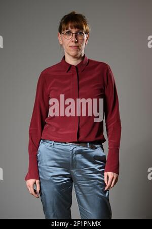 Dresden, Deutschland. März 2021, 08th. Die sächsische Justizministerin Katja Meier (Bündnis90/die Grünen) steht auf Einladung des Sächsischen Gleichstellungsministeriums in der Dreikönigskirche vor dem Beginn einer Podiumsdiskussion anlässlich des diesjährigen Frauentages zur Gleichstellung der Geschlechter im Sport. Quelle: Robert Michael/dpa-Zentralbild/ZB/dpa/Alamy Live News Stockfoto