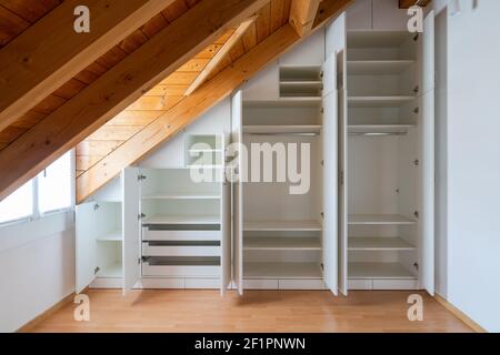 Innenansicht eines maßgefertigten Wandschranks mit offenen Türen gebaut In ein Hauptschlafzimmer Stockfoto