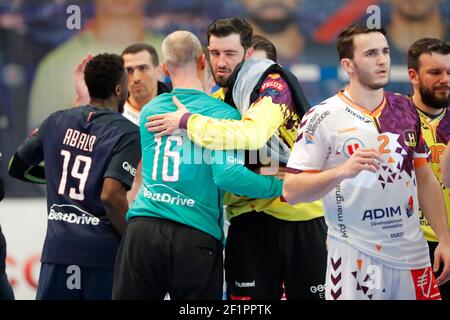 Thierry Omeyer (PSG Hanball) begrüßt Dumoulin Cyril (HBC Nantes) nach dem Sieger des Spiels während der EHF Champions League, Runde von 16, 2nd Bein Handball-Spiel zwischen Paris Saint-Germain und HBC Nantes am 1. April 2017 im Pierre de Coubertin Stadion in Paris, Frankreich - Foto Stephane Allaman / DPPI Stockfoto