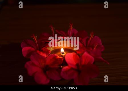 Rote Blumen und Lampe, Holi Feier Szene Stockfoto