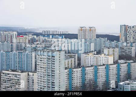 Mehrgeschossige Wohngebäude aus Betonplatten, Schlafbereiche der Metropole Stockfoto