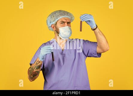 Übertragung von Mensch zu Mensch. Ständig neue Viren erkannt. Beginn des Virenausbruchs. Mann Arzt Uniform gelben Hintergrund. Art des Virus. Coronavirus-Konzept. Virus mutiert. Stockfoto