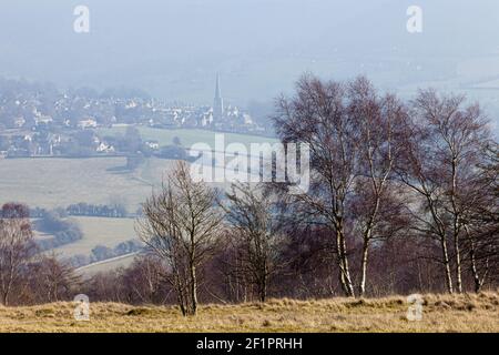 Das Cotswold Dorf von Painswick, das aus dem Morgennebel vom Rudge Hill aus gesehen wird, Edge Common - Teil des Cotswold Commons & Buchenwälder NNR Stockfoto