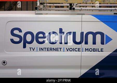 Los Angeles, CA / USA - 11. Februar 2021: Ein Spectrum (aka Charter Communications) Logo auf einem Arbeitswagen wird gezeigt, wenn das Fahrzeug auf einer Stadtstraße geparkt wird. Stockfoto