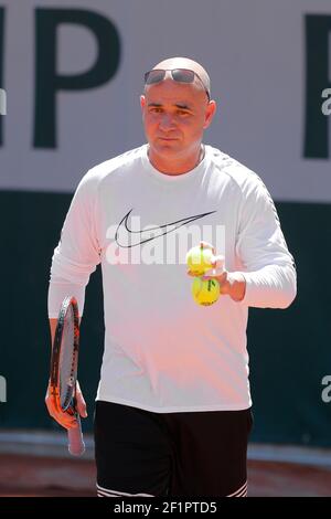 Andre Kirk Agassi (USA) neuer Trainer von Novak Djokovic (SRB) beim Training auf dem Platz 5 während der Roland Garros French Tennis Open 2017, Vorschau, am Mai ...... , 2017, im Roland Garros Stadion in Paris, Frankreich - Foto Stephane Allaman / DPPI Stockfoto